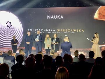 Zuzanna Bojarska (forth from the left) and Marta Mazurkiewicz-Pawlicka (fifth from the left) just after receiving the award for WUT in the Science category.