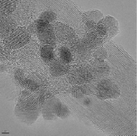 Obraz z transmisyjnego mikroskopu elektronowego przedstawiający nieregularne struktury płatków tlenku grafenu.