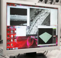 Zdjęcie przedstawia monitor komputerowy, na którym widoczne są dwa obrazy z mikroskopu elektronowego membran do permeacji gazów (w górnej części ekranu) oraz rekonstrukcja 3D badanej membrany (w prawym dolnym rogu ekranu).