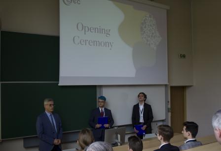 Zdjęcie przedstawia profesora Tomasza Sosnowskiego oraz przedstawicieli Komitetu Organizacyjnego EYEC podczas ceremonii otwarcia konferencji